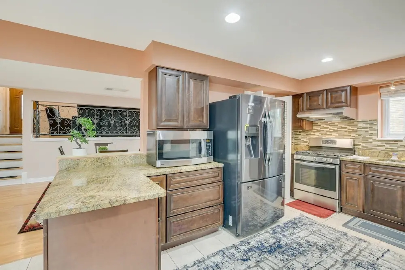 Fenced Backyard: Family Getaway in Des Plaines!