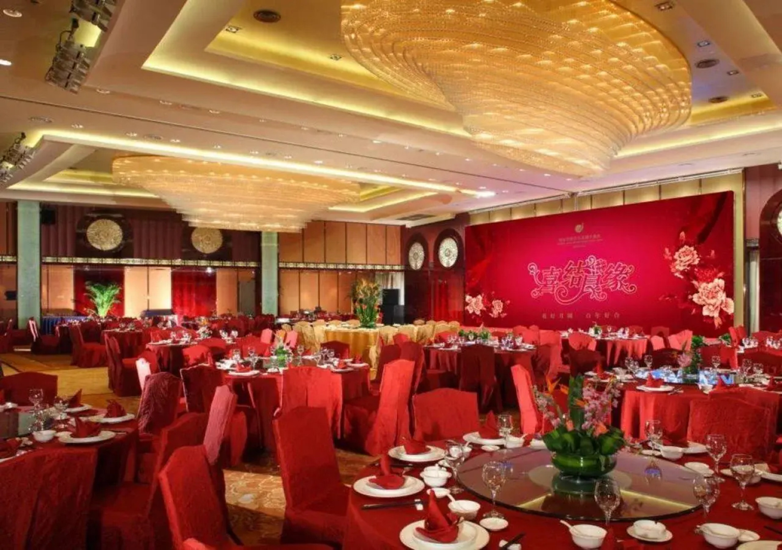 Huaqiao New Century Grand Hotel
