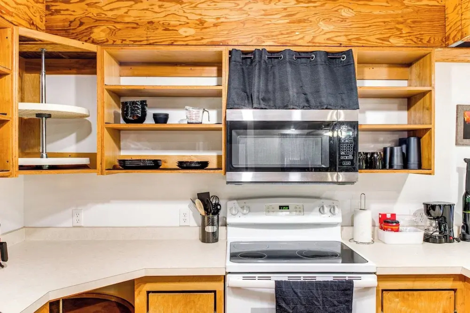 4 Mi to Beach: Keaau Retreat w/ Relaxing Porch!