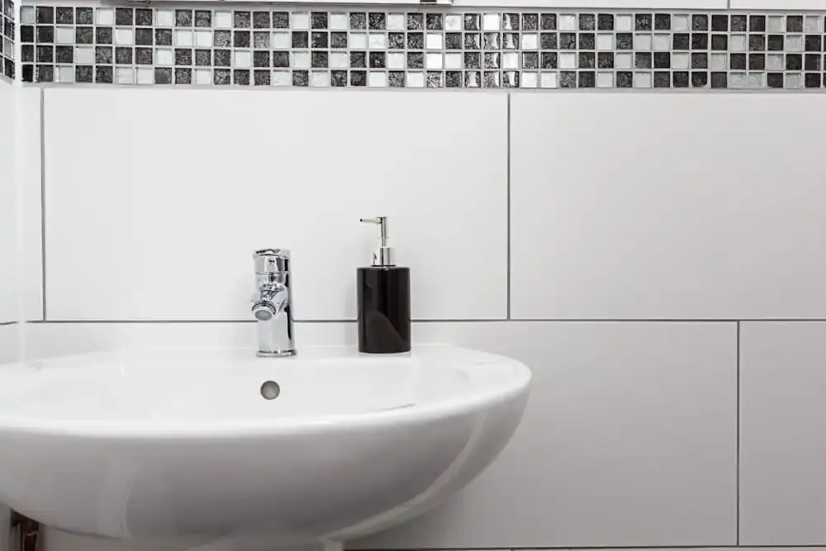 Gatwick Place- Spacious 4 Bedroomed House With Private Parking