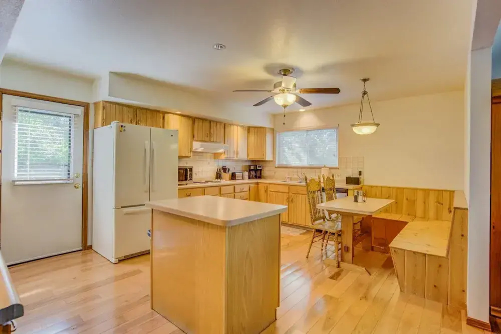 4 BR Country Home in Suburbs W/trails & Parks