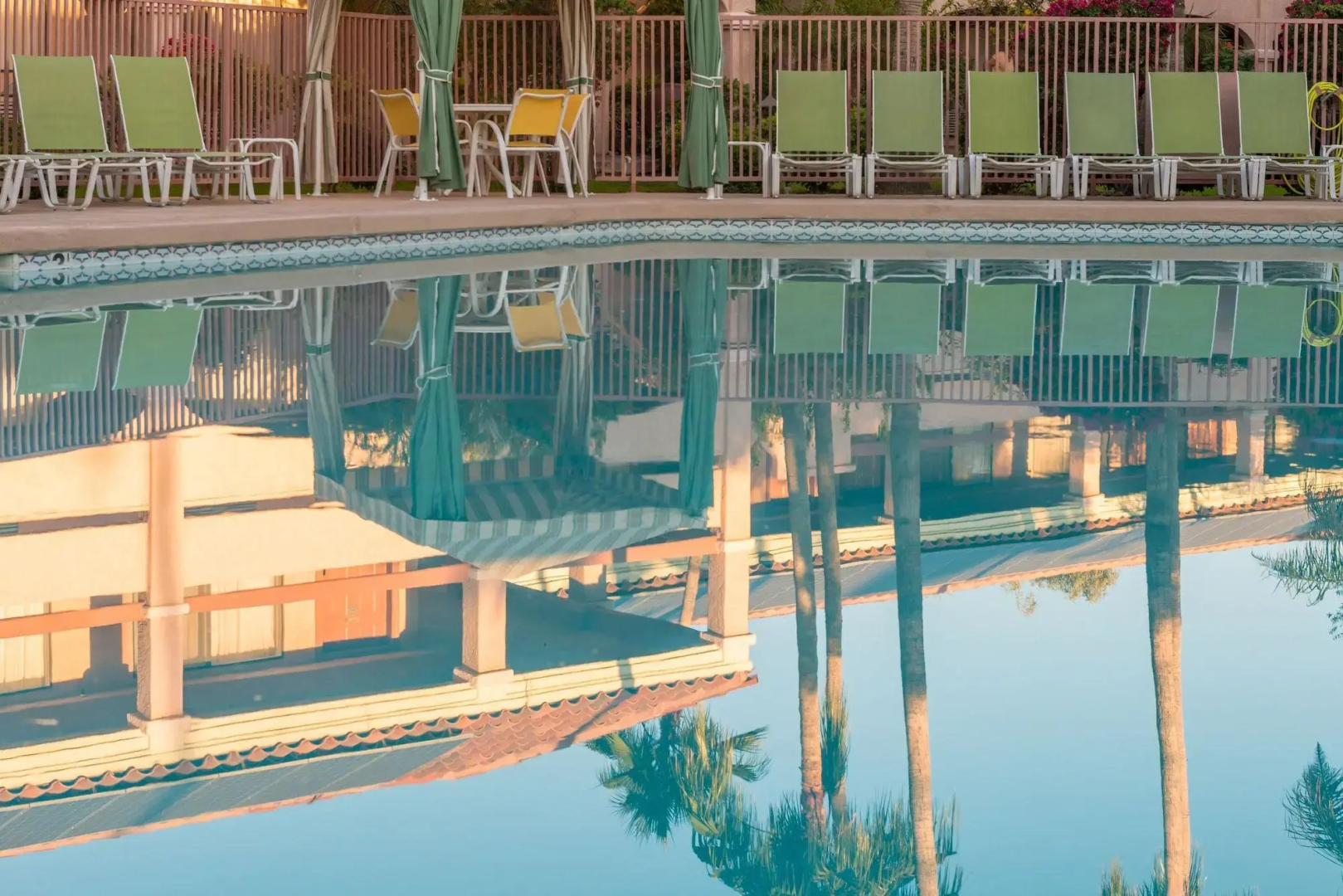 La Fuente Inn & Suites