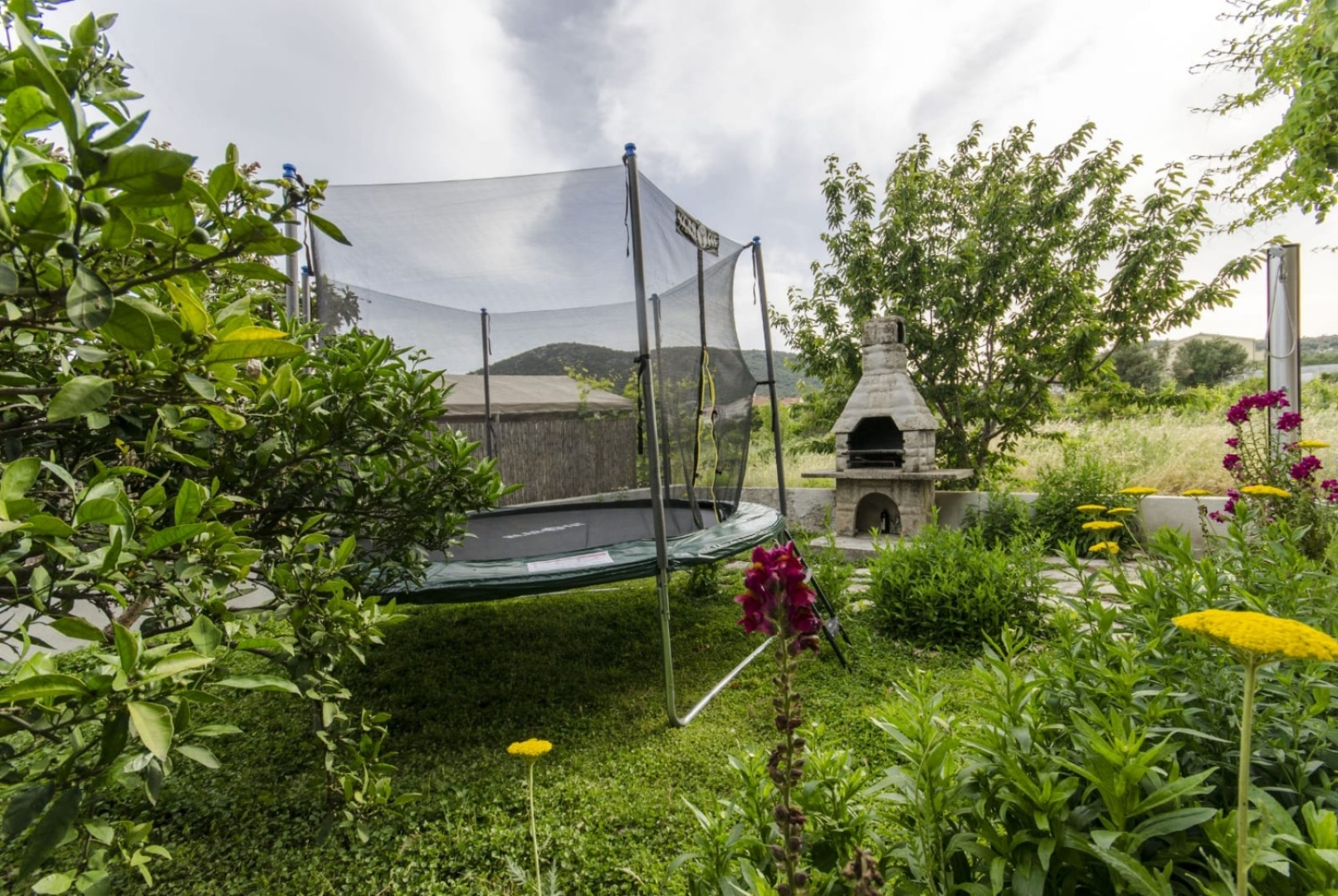 Holiday house More - garden shower: Vinisce, Riviera Trogir