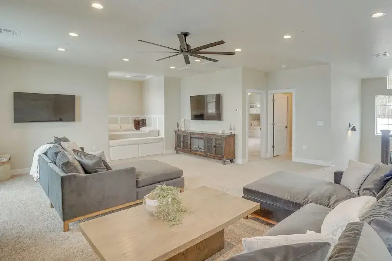 Spacious Utah Escape w/ Balcony & Mountain Views!