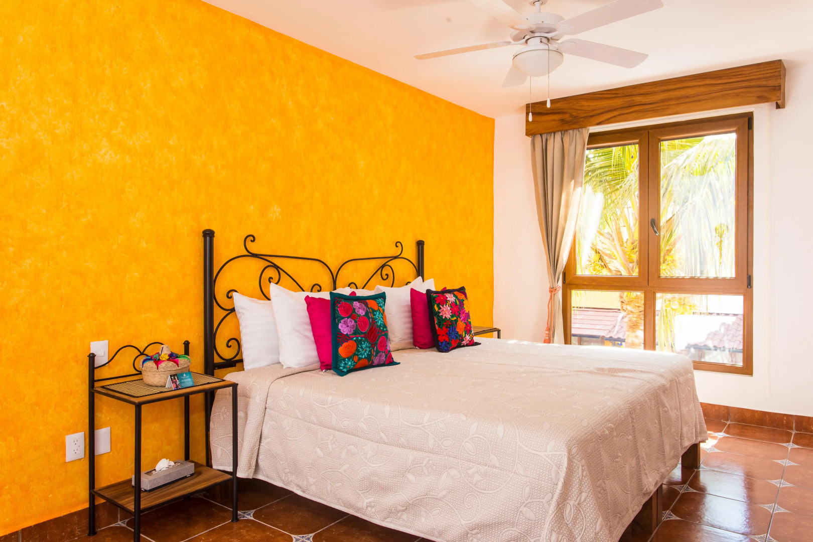 Casa Lotería -Pueblito Sayulita- Colorful, Family and Relax Experience with Private Parking and Pool