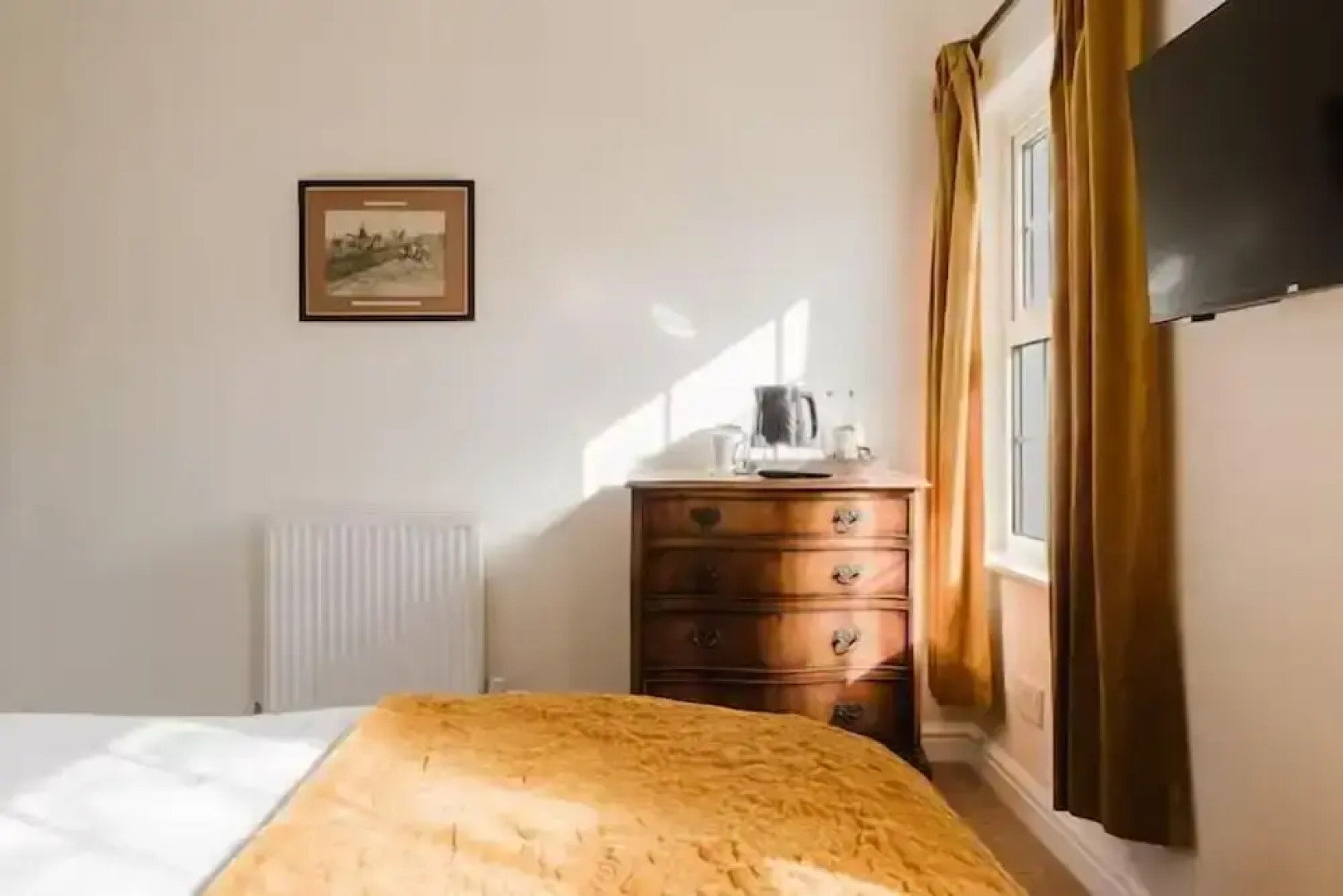 Idyllic Foodie Retreat above Silks Pub