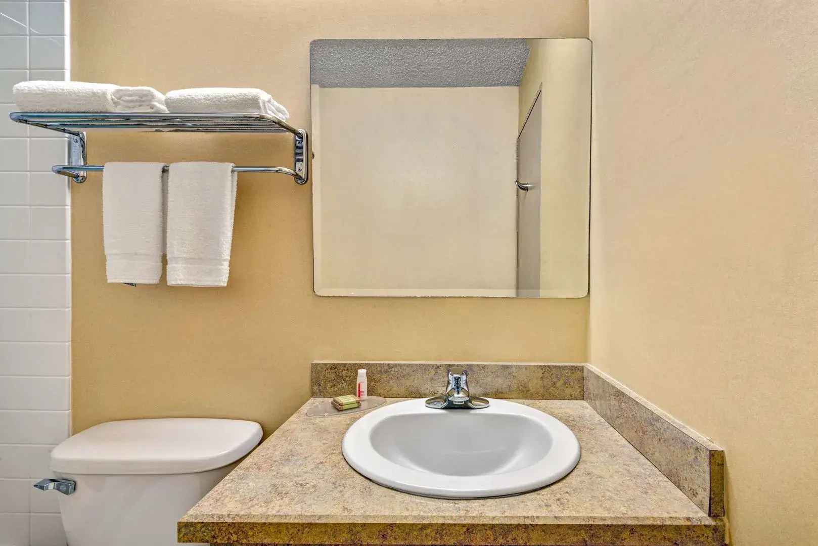 HomeSpring Inn & Studios