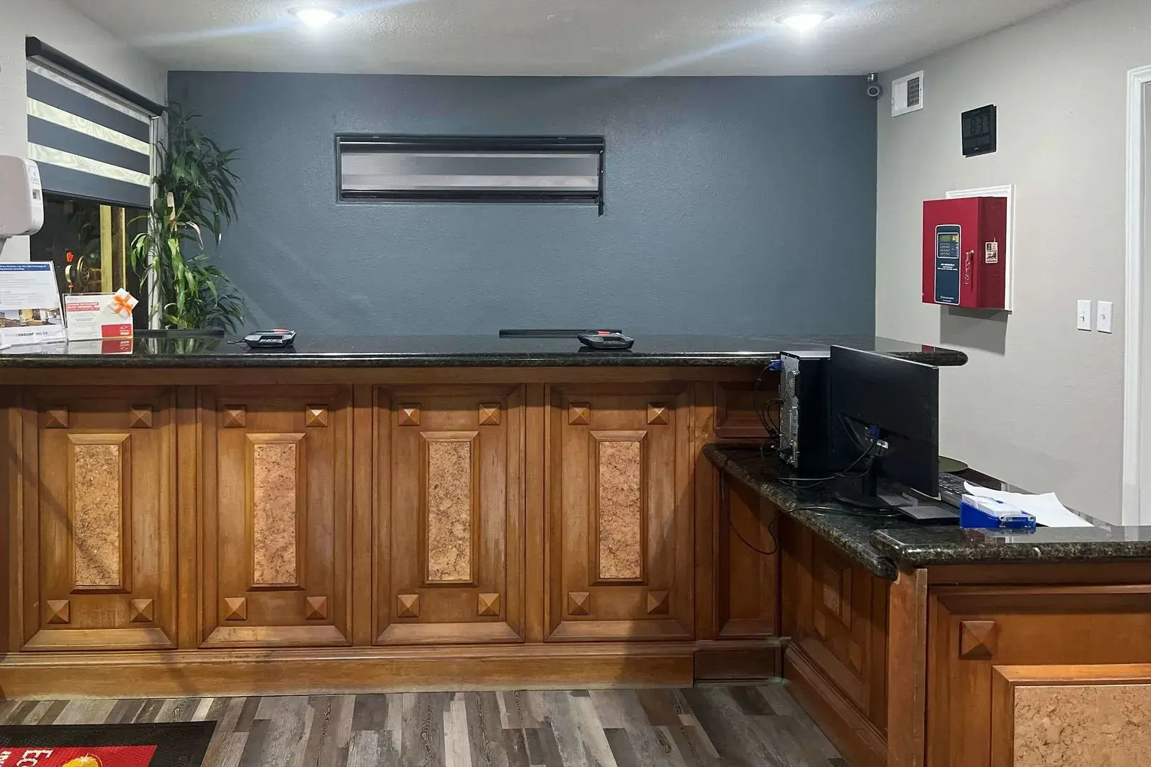 Econo Lodge Inn & Suites