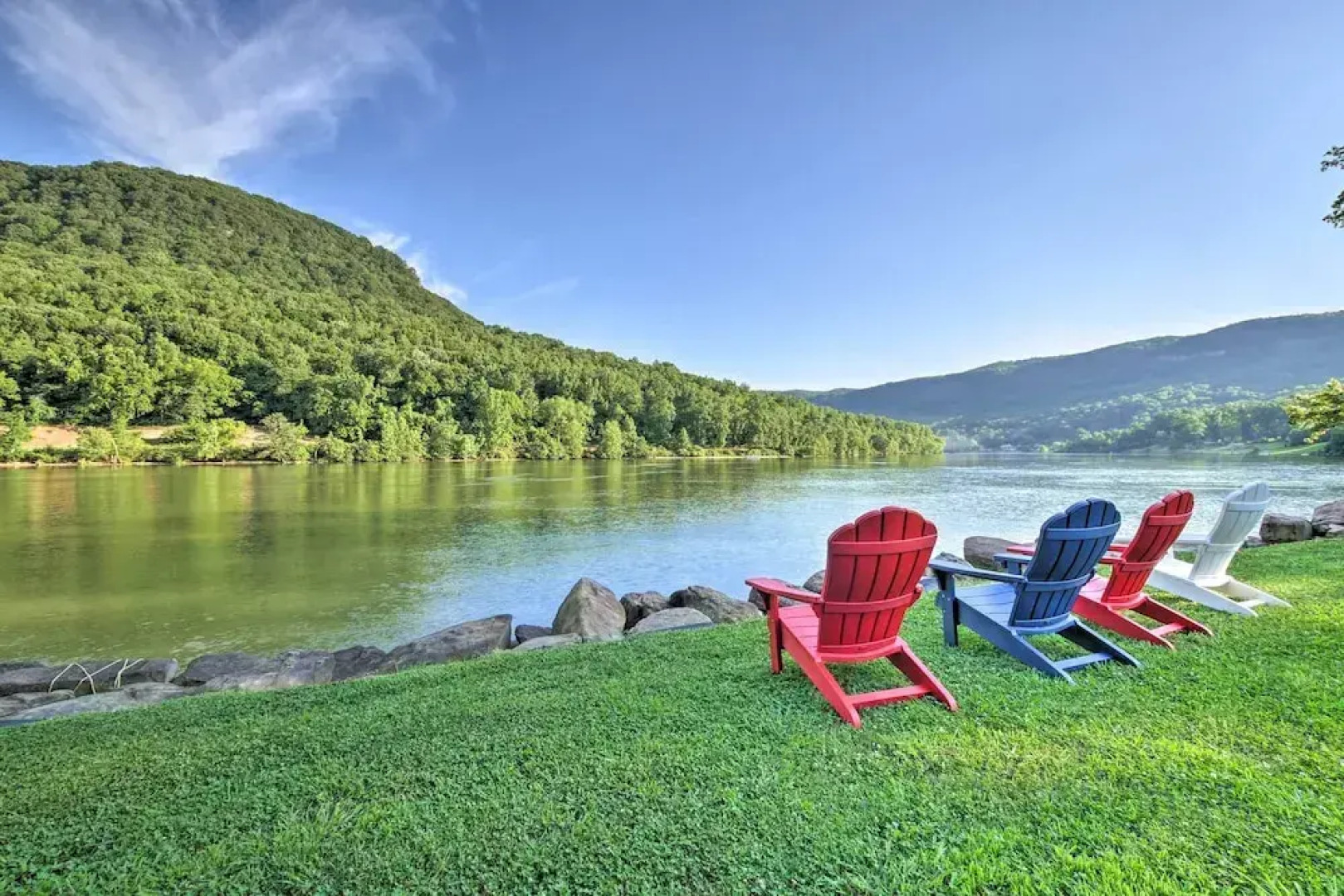Tenn River Cabin w/ Hot Tub - 10 Mi to Chattanooga
