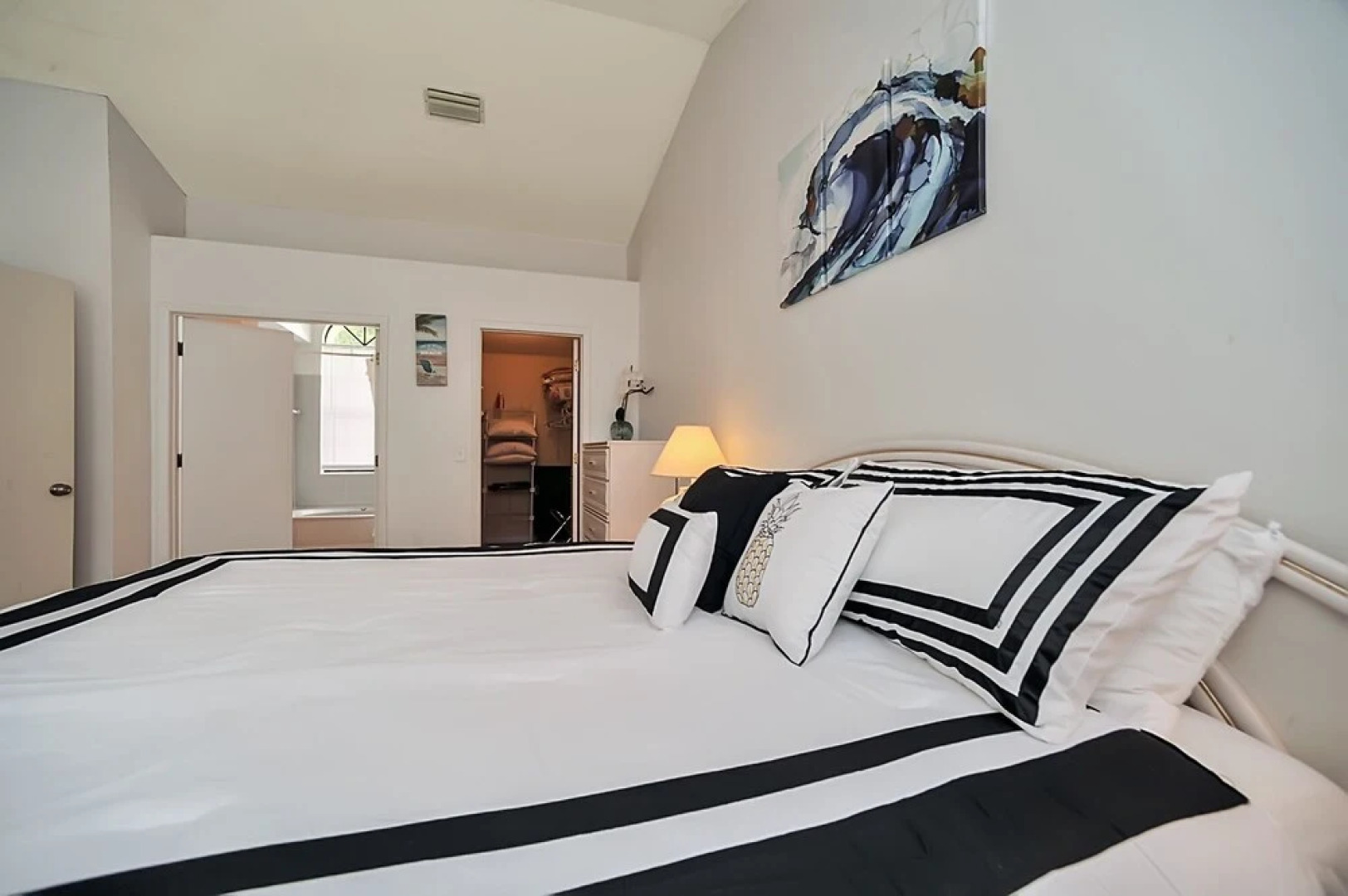 Palm Bay Delight, Large Grass Yard, 20 Minutes To The Beach 3 Bedroom Home