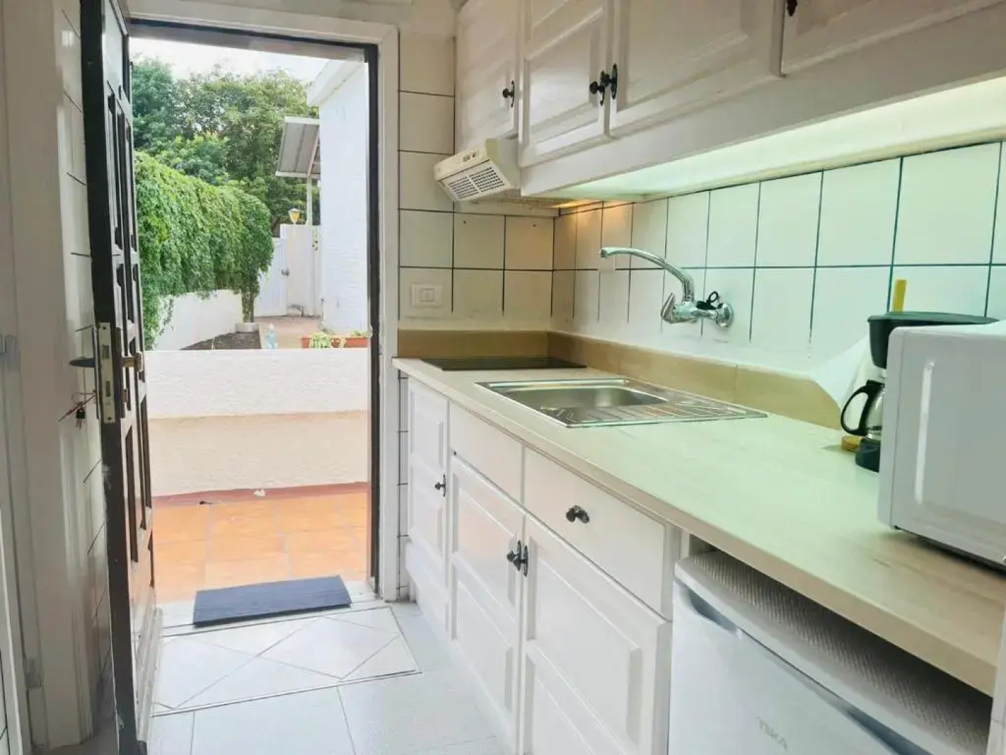 Studio sea front view & pool