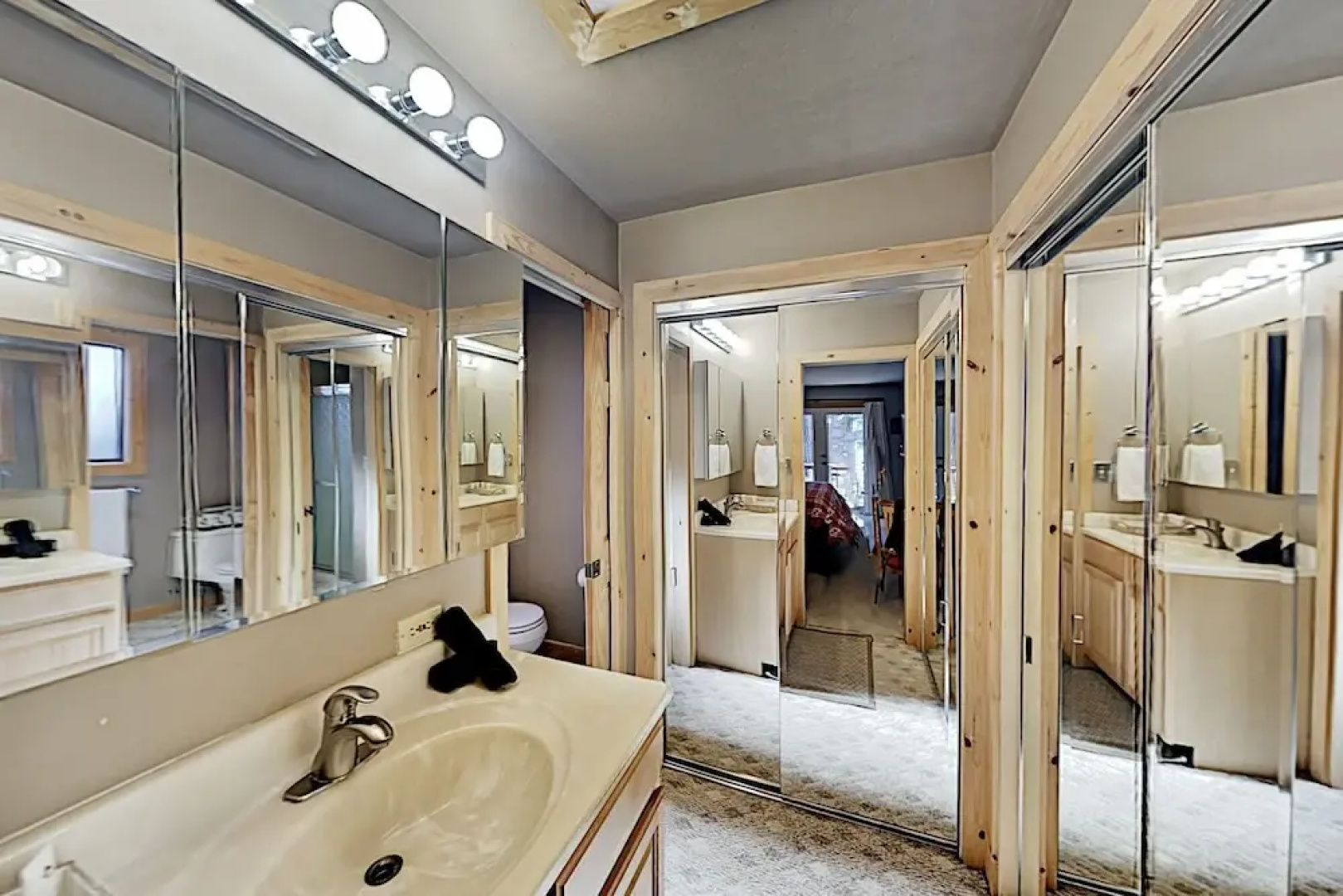 New Listing! Large Near Lake Tahoe & Beach 5 Bedroom Home