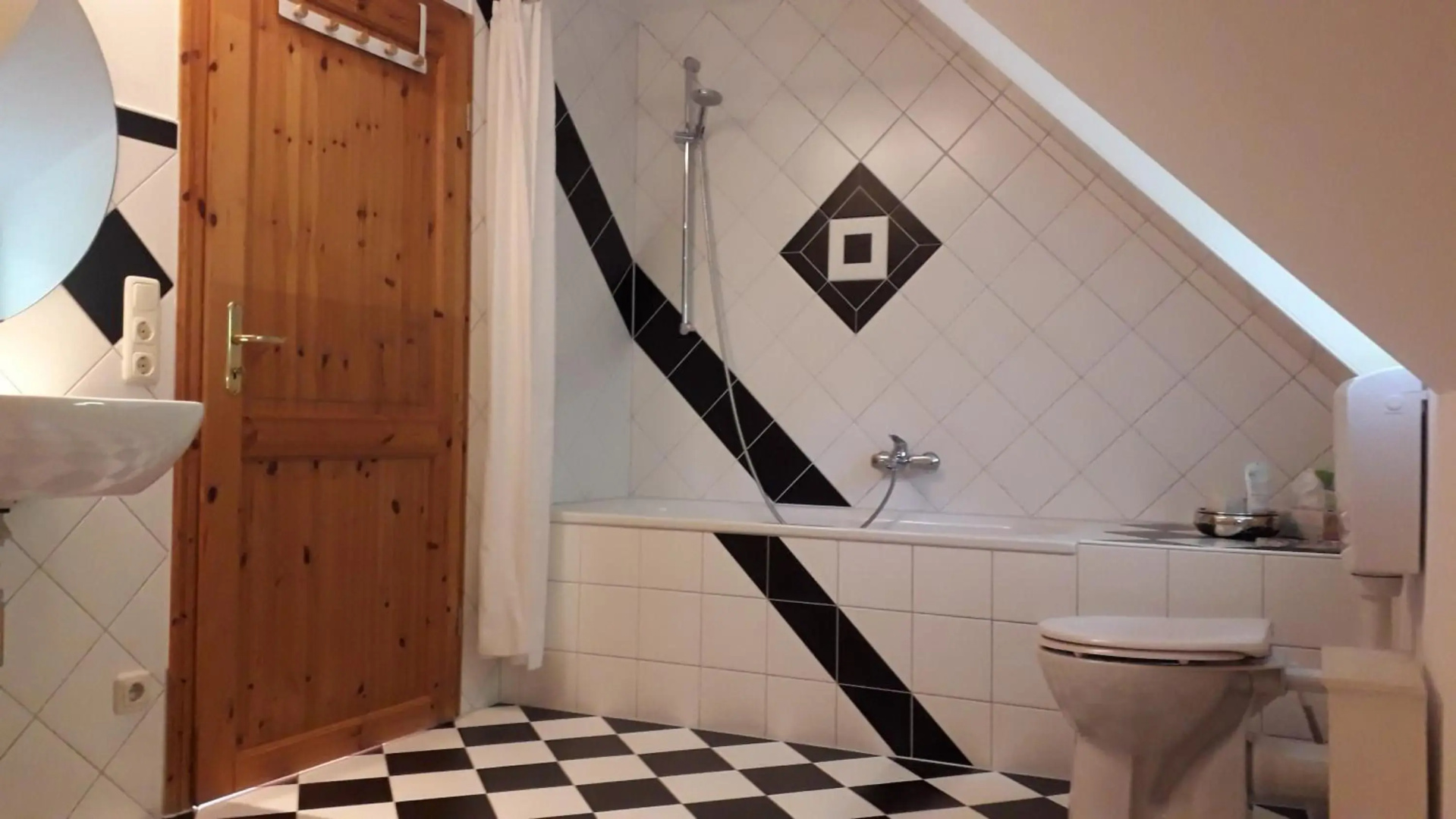 Zentrumsnahe Dachwohnung in grüner Oase