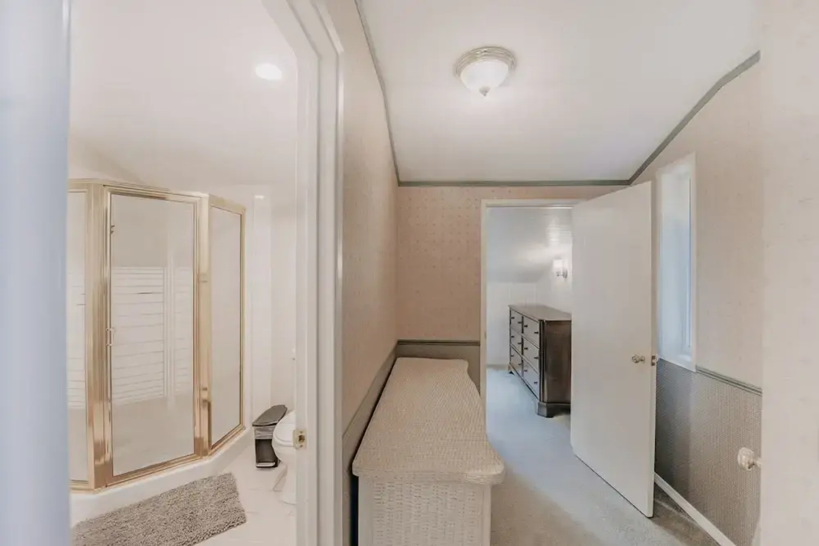 13sl - Hot Tub - Pets Ok - Wifi - Sleeps 8 2 Bedroom Home by RedAwning