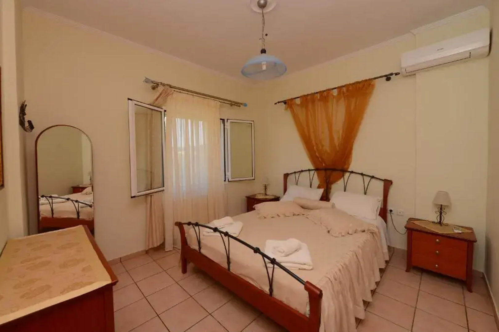 Roula's Studios & Apartment