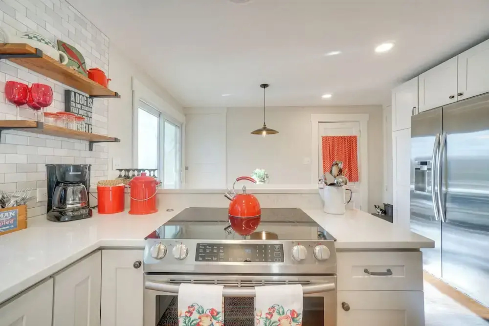 'the Porch House' Located in Historic Village