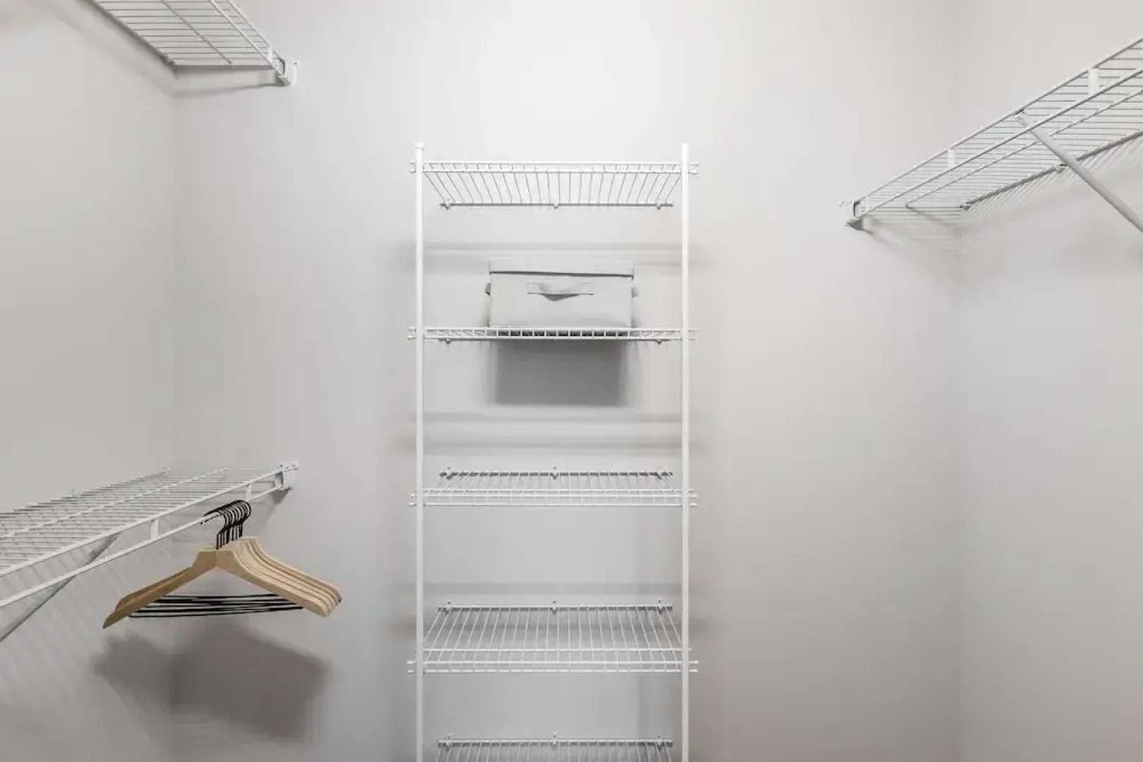 Woodland Penthouse 2BR W D Pool Gym Walkable