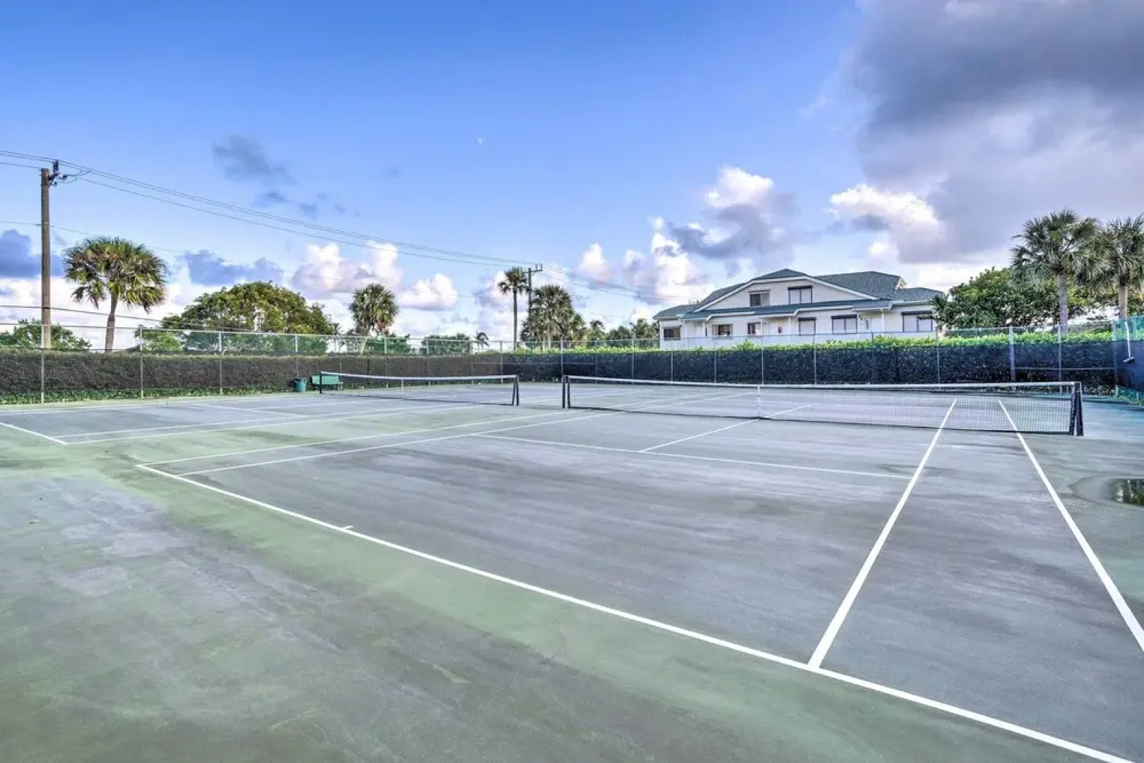 Jupiter Bay Condo w/ Pool < Half Mile to Beach!