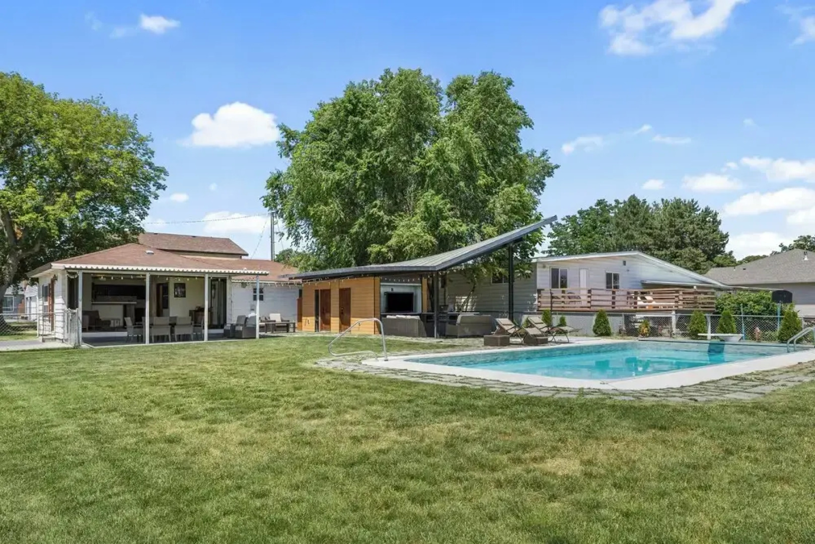 Lakefront Washington Home w/ Private Pool & Sauna