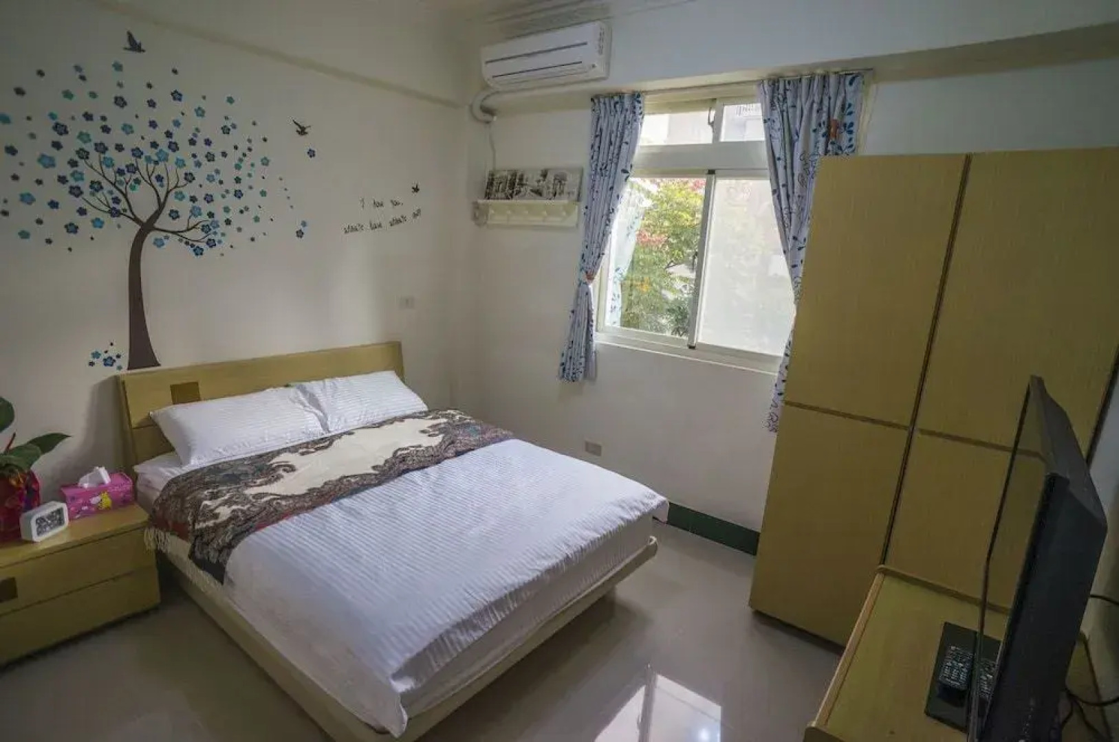 Red Tomato Modern Branch