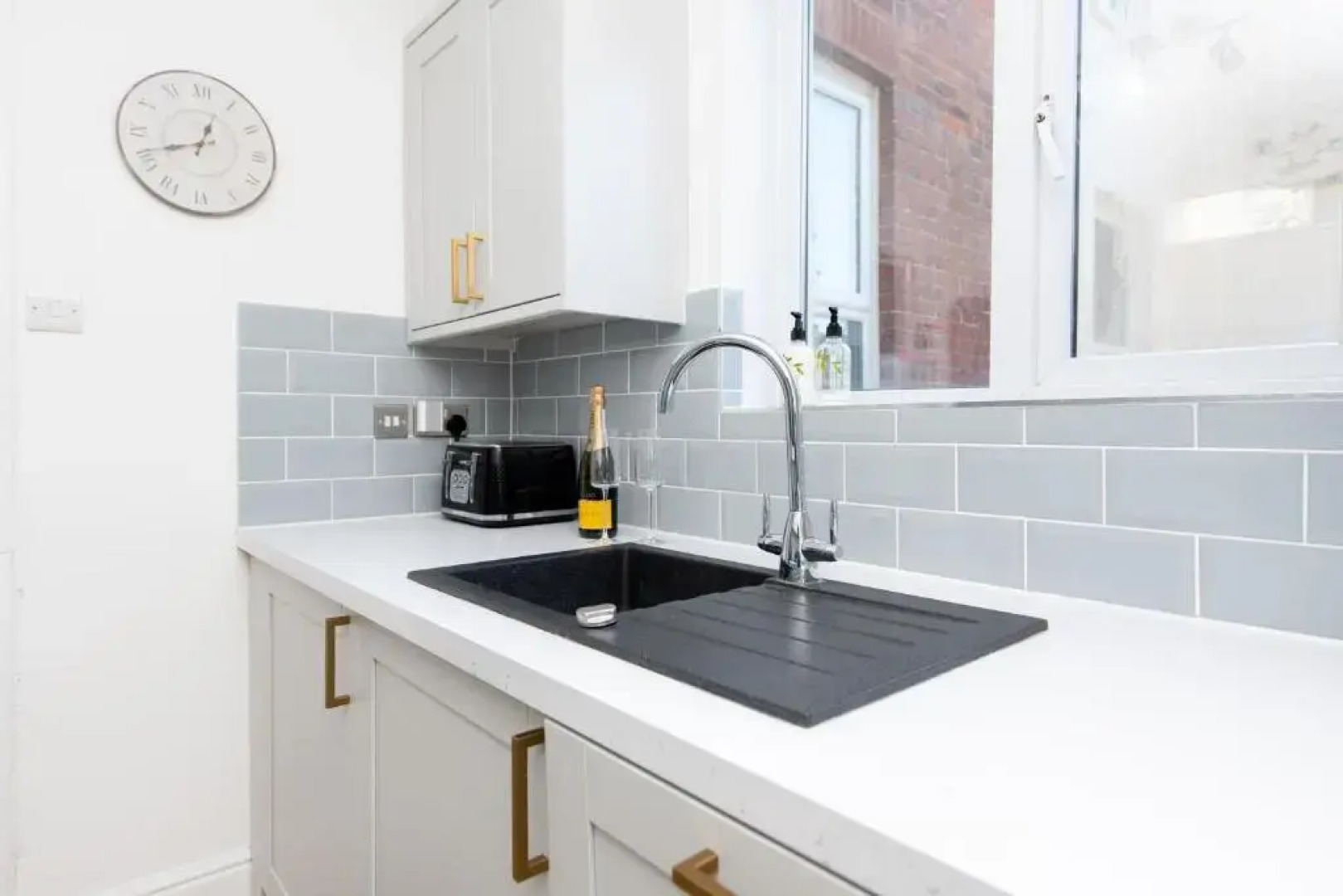 Elphinstone Apartment - Boutique 3 bed with Wi-Fi close to all amenities!