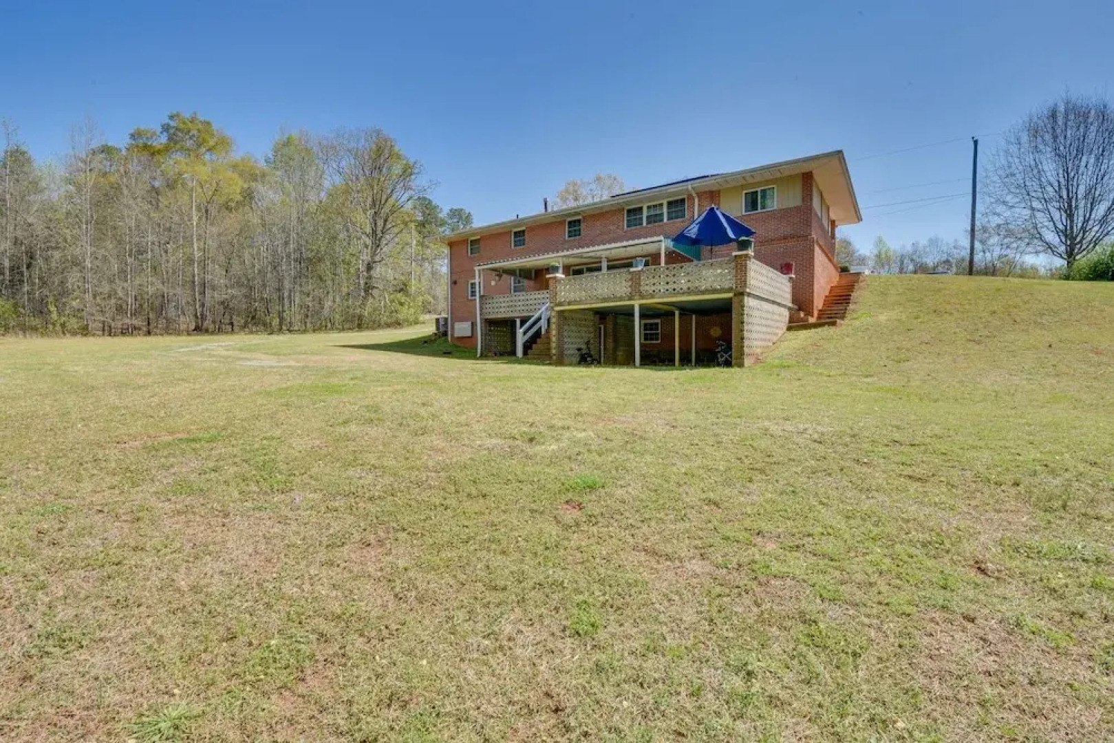 Seneca Abode w/ Furnished Deck < 10 Mi to Clemson!