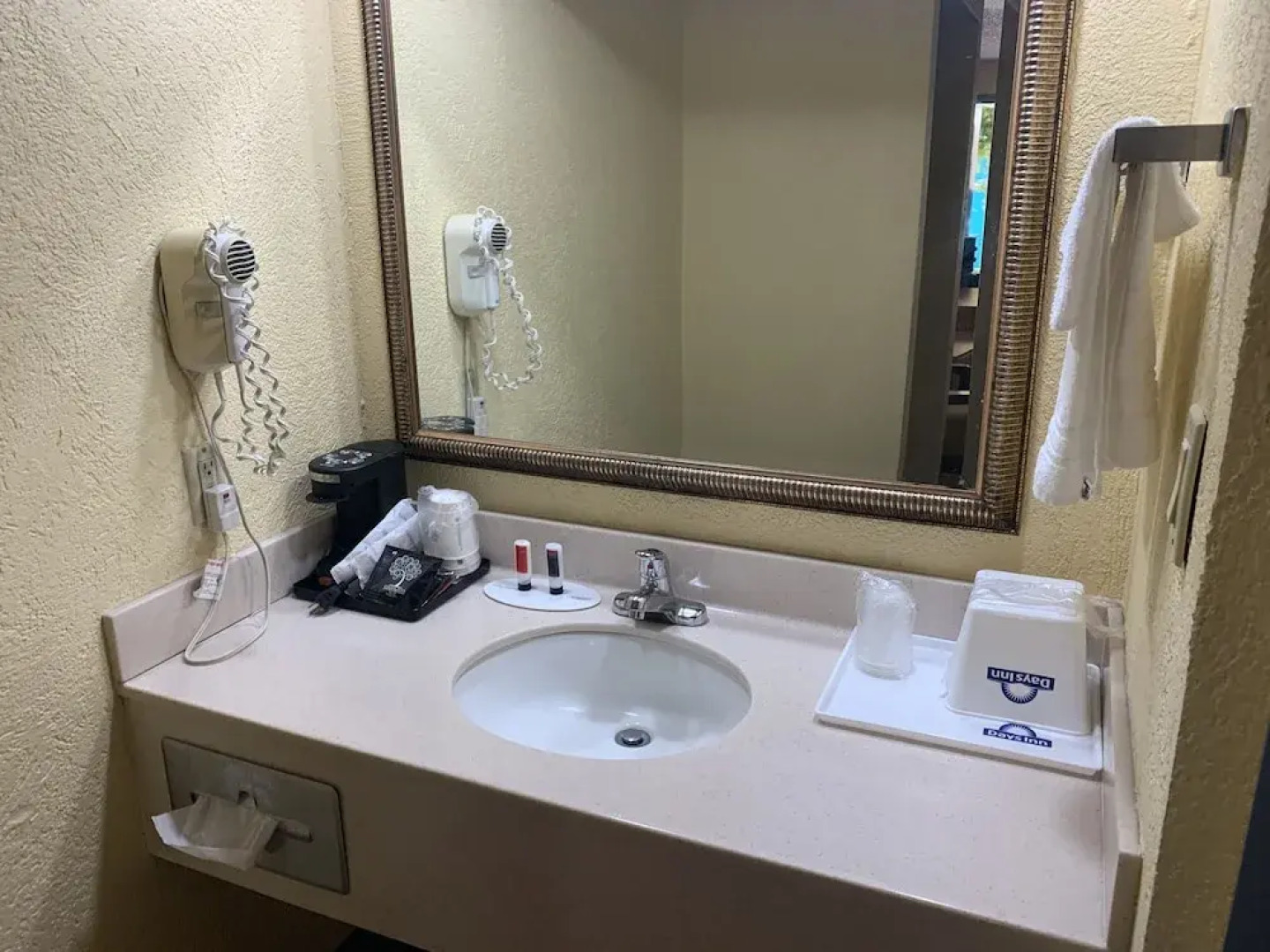 Days Inn & Suites by Wyndham Savannah Gateway I 95 And 204