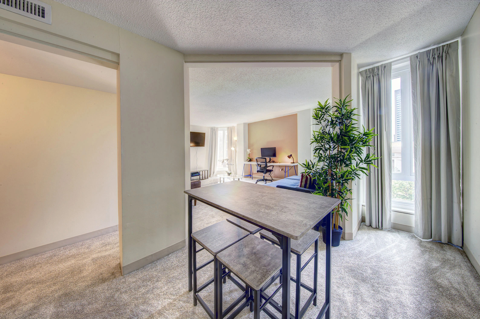 Beautiful, fully equipped, luxury condo!