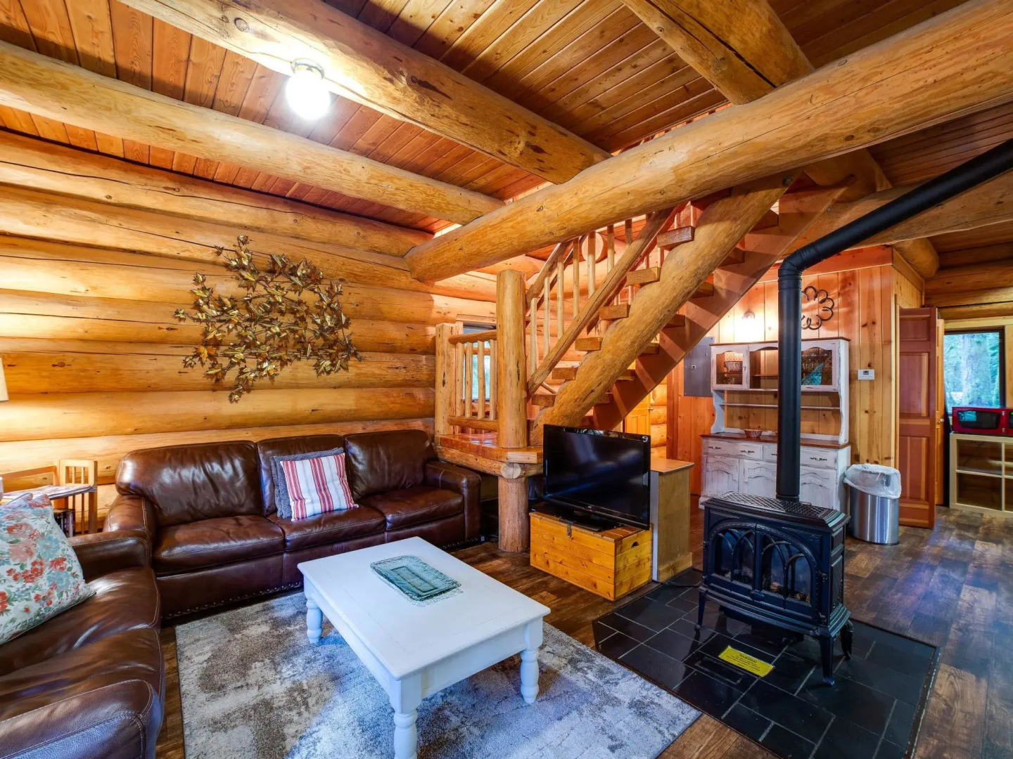 10SL Log Cabin at its Best!