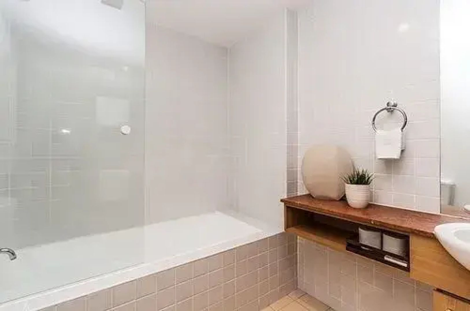 Homebush Bay Self-Contained Modern Two-Bedroom Apartments (BEN)
