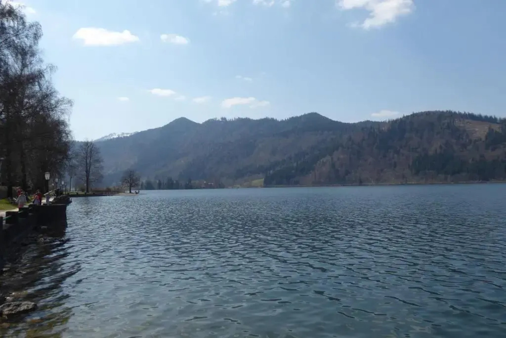 Maurers Schlierseetraum 1 hochwertige Erdgeschosswohnung mit allen Raffinessen erfreut sich auch Urlauber idealerweise für Paar mit Kindern geeignet und Vierbeiner Dank des tollen Zauns auf der Terrasse stylisch und edel von der Ausstattung mit 64 qm