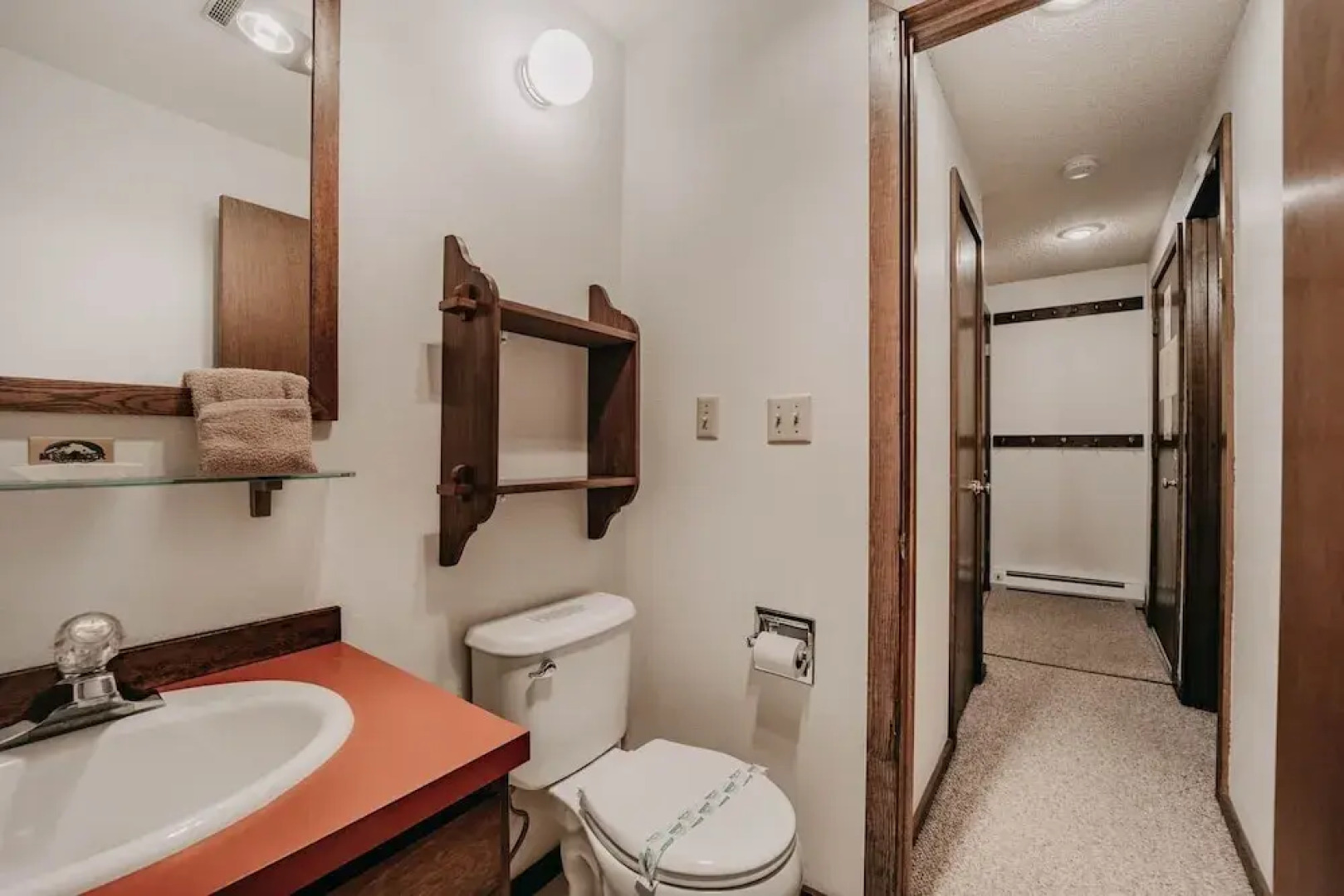 57sw - Fireplace - Wifi -  Sleeps 6 2 Bedroom Home by RedAwning