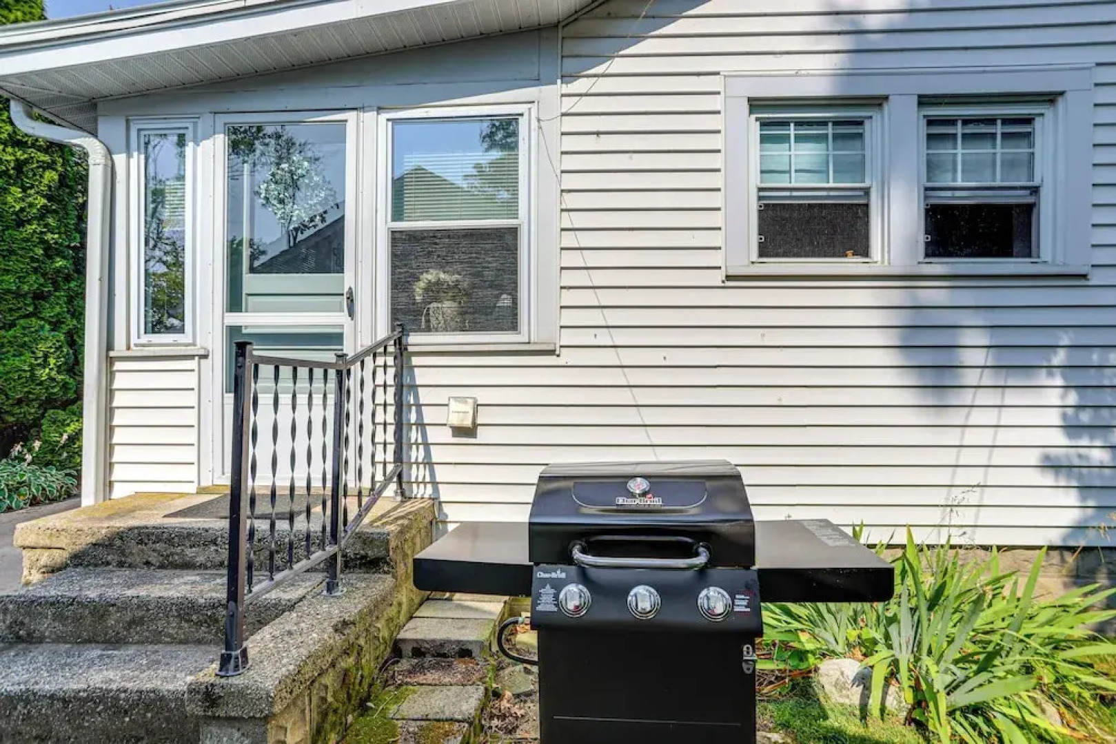 Walk to Private Beach: Lake Erie Retreat w/ Yard!