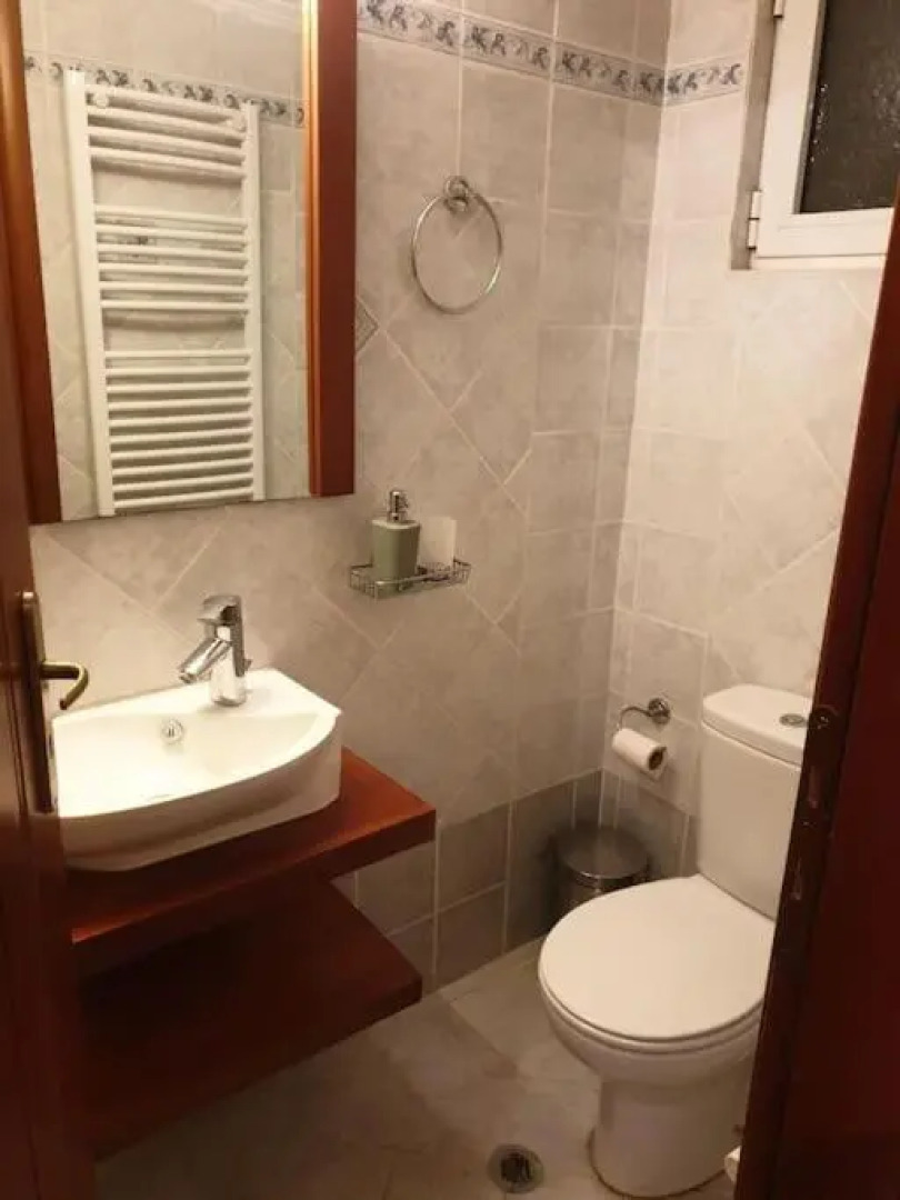 Πολυτελής όροφο διαμέρισμα, κοντά στην παραλία με εσωτερικό τζακι.