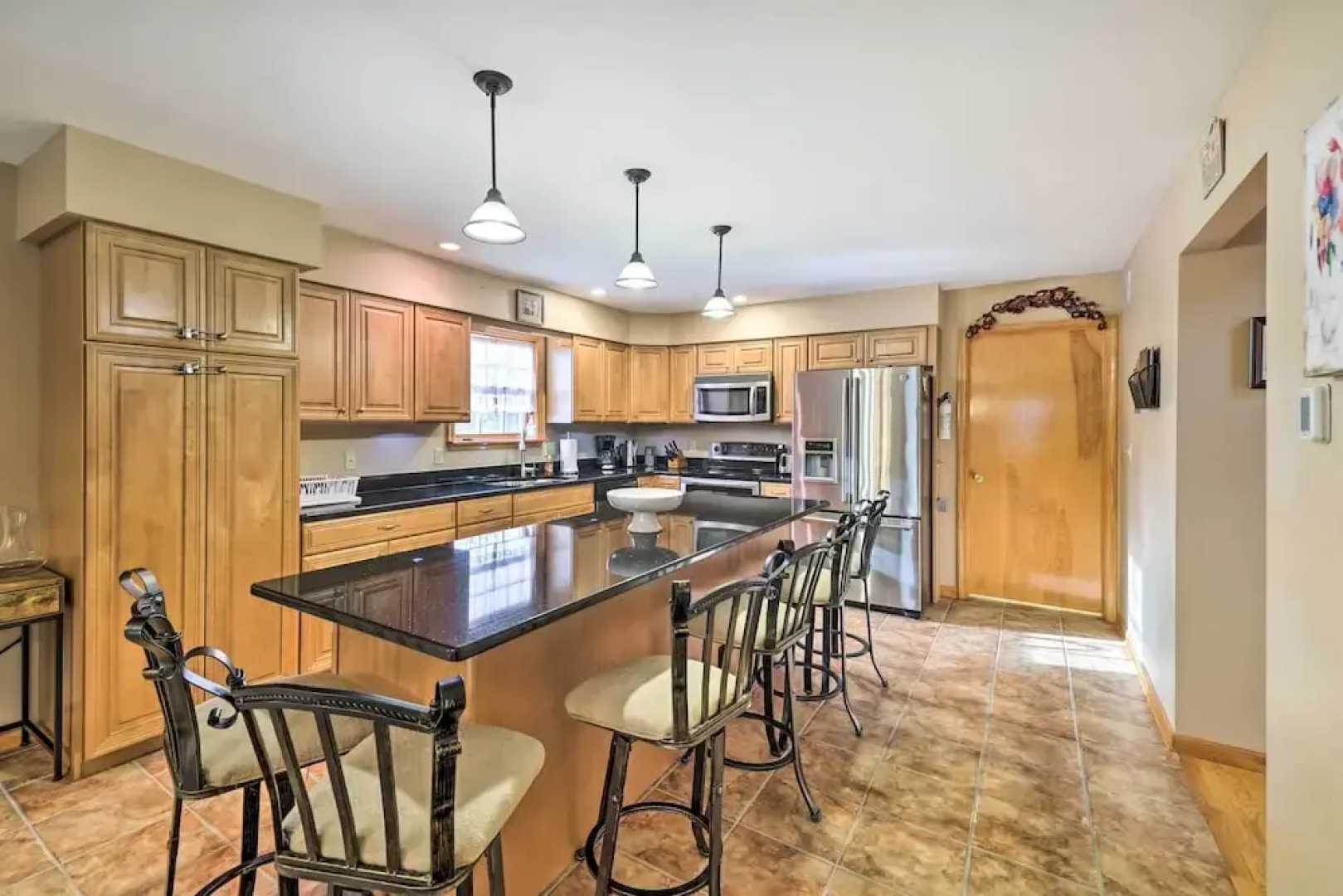 Hot Tub, Lake Access: Spacious Poconos Getaway!