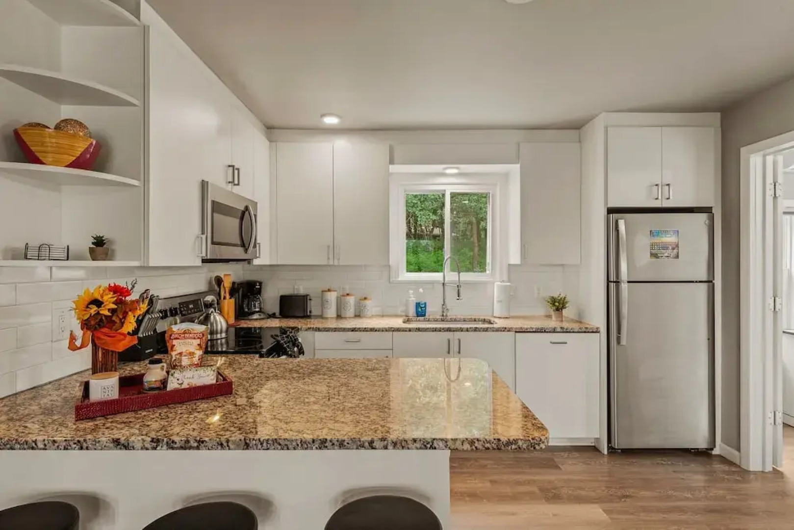 Inn the Poconos by Avantstay Private Lake Access Enclosed Hot Tub