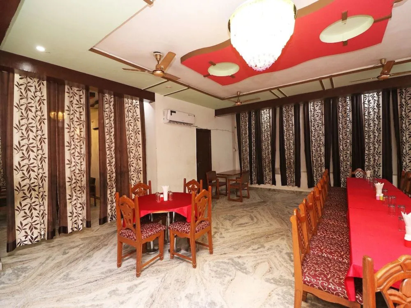 Oyo 22015 Hotel Lakshya Palace