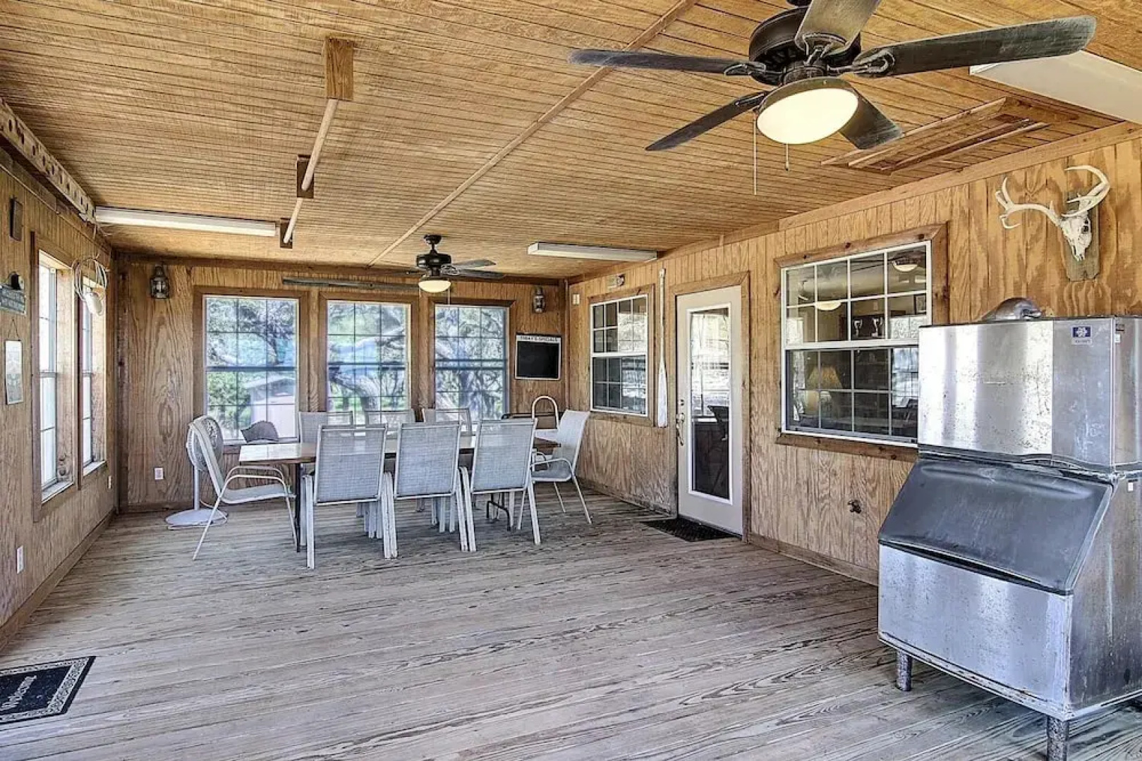 Fantasy Oaks Lodge 4 Bedroom Home by RedAwning