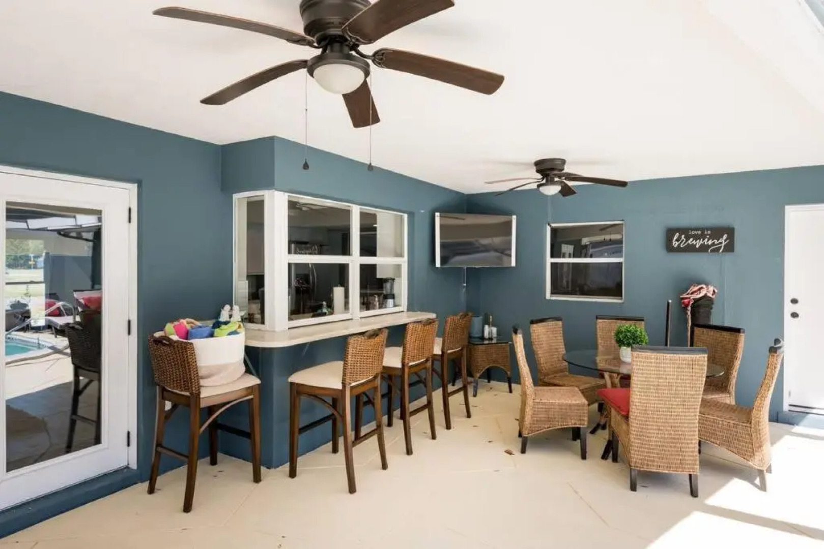 Elegant Heated Pool Home 12 minutes to the beaches of Anna Maria Island and IMG Academy
