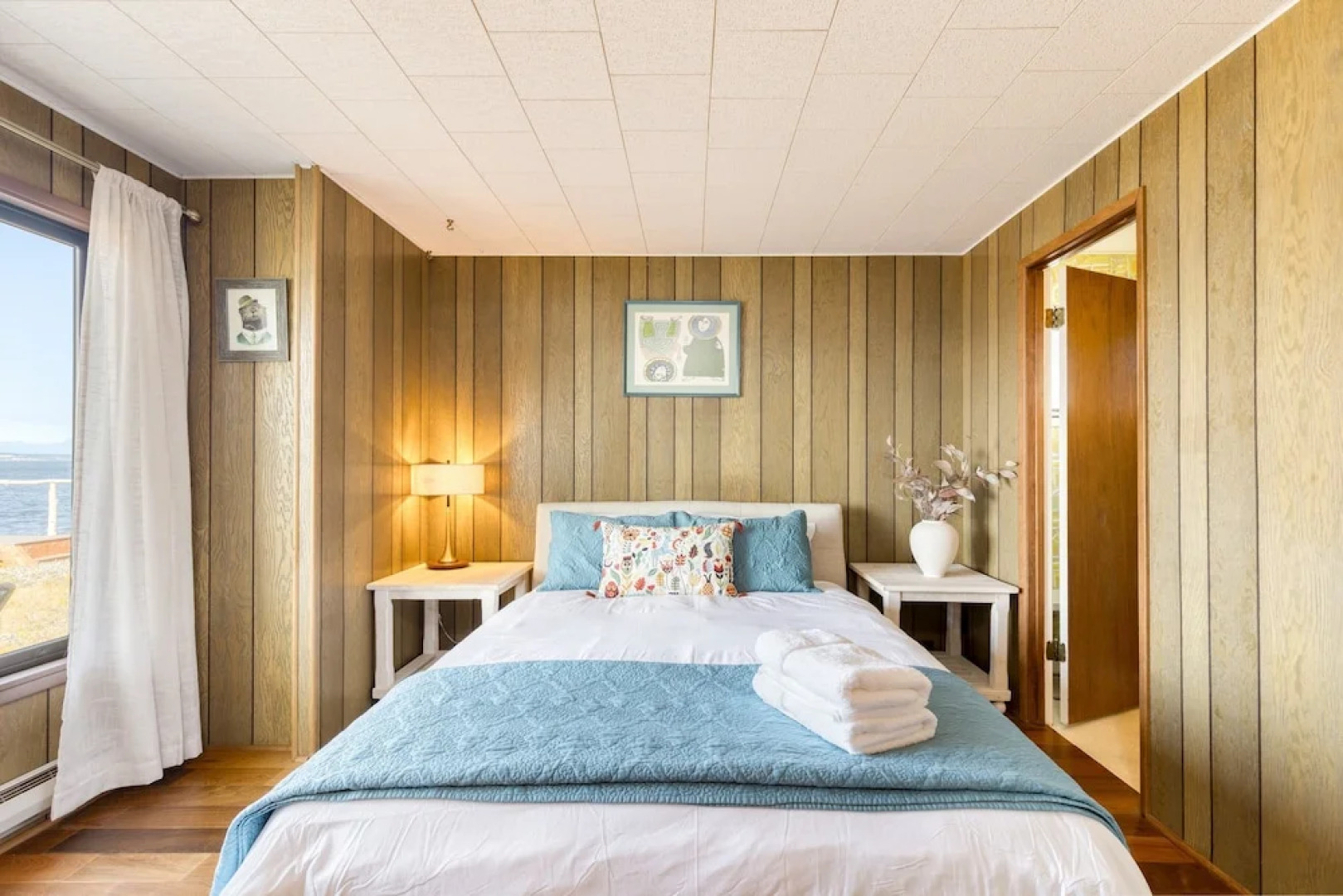 Vintage Beach House by Avantstay Waterfront Home