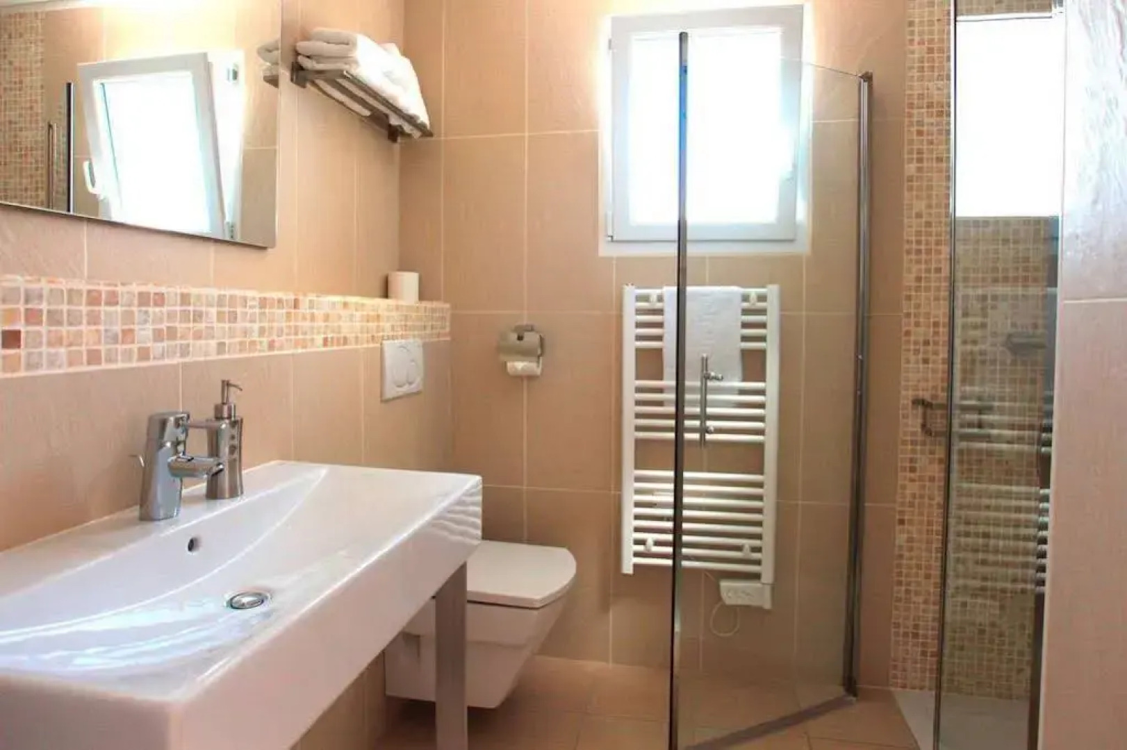 Hotel De La Pyramide