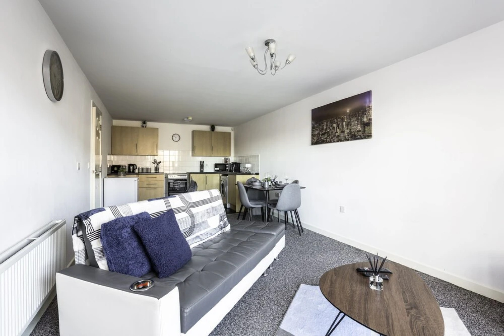 Large Apartment With Balcony Free Parking & Fast Wifi