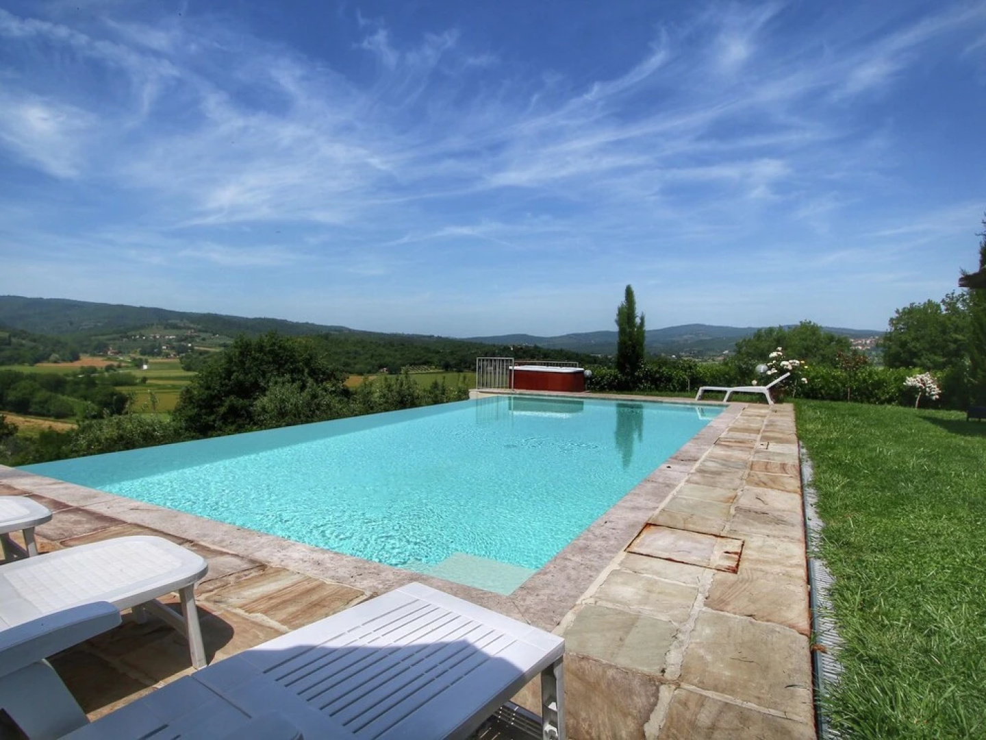 Luxurious Villa in Monte San Savino with Jacuzzi