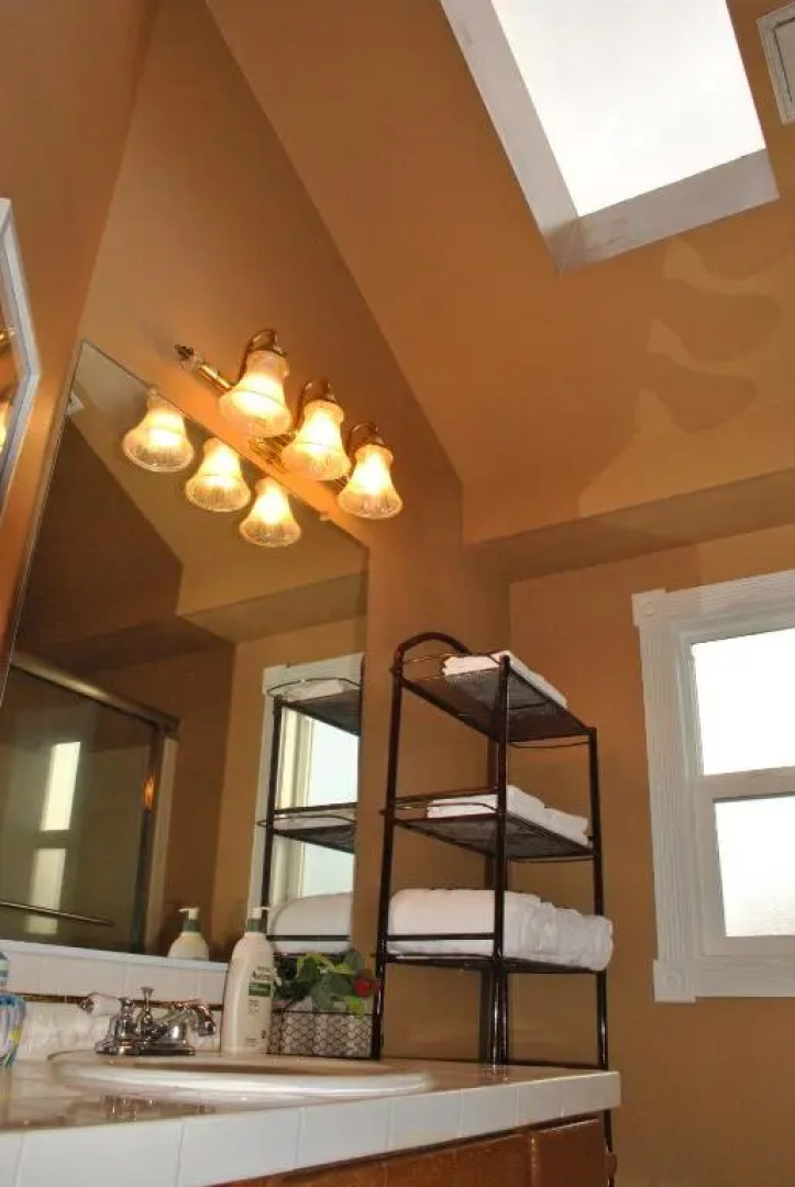 Huge Bdrms on main-Charming vacation home for 19