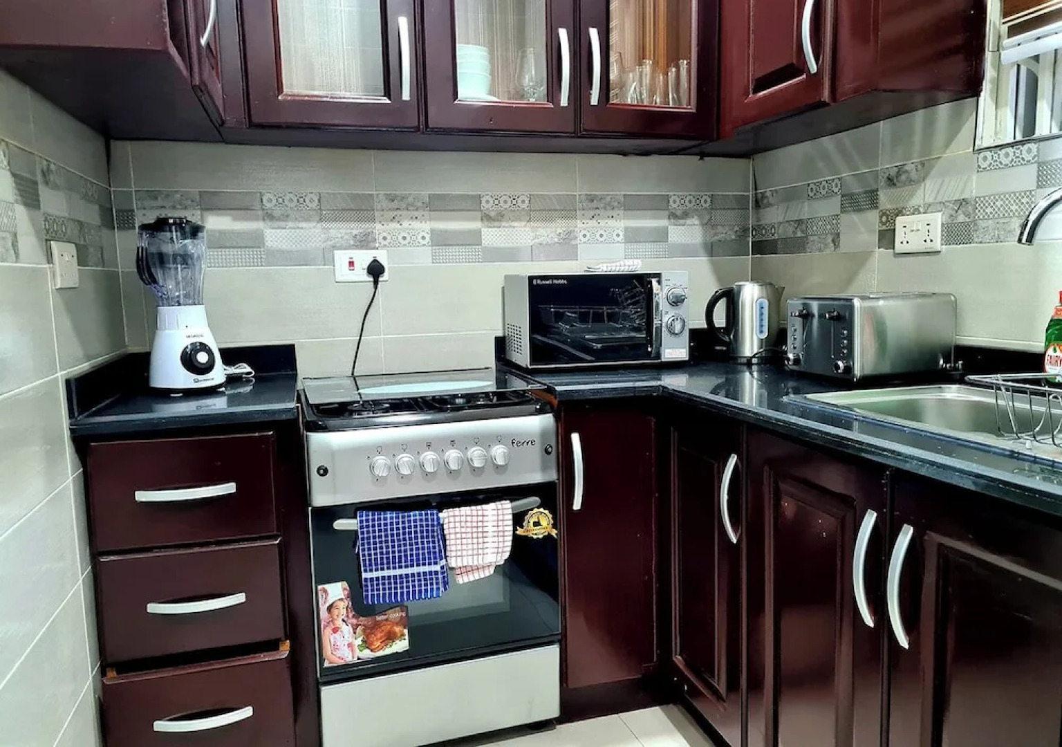 Charming Quiet & Cozy Close to Highway