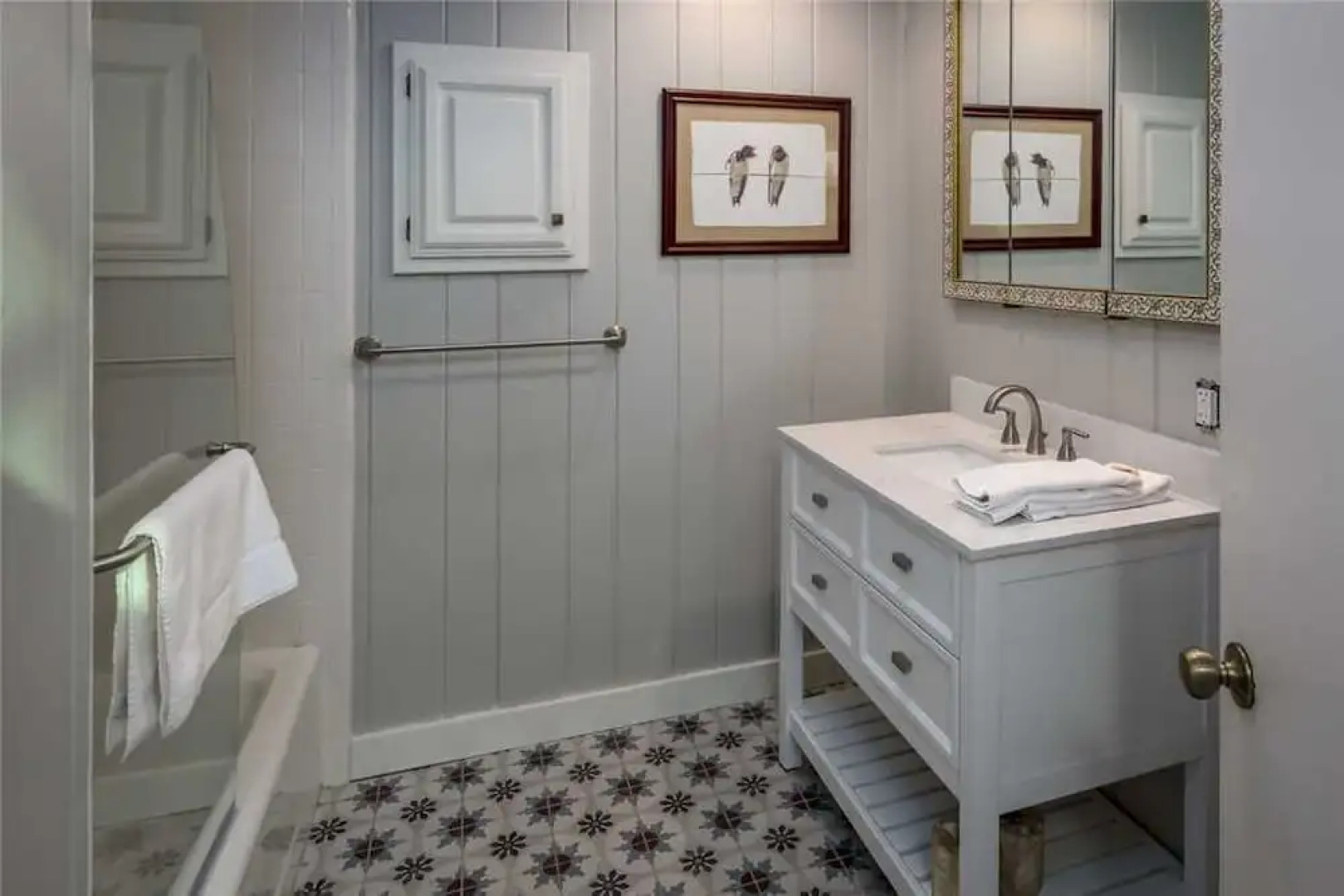 Hill Top Mountain View - Four Bedroom Cabin with Hot Tub