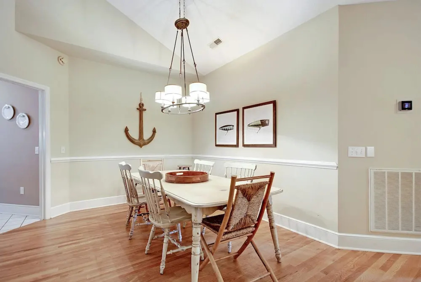 Spacious Overlooking Lagoon 5 Bedrooms 2.5 Bathrooms Home