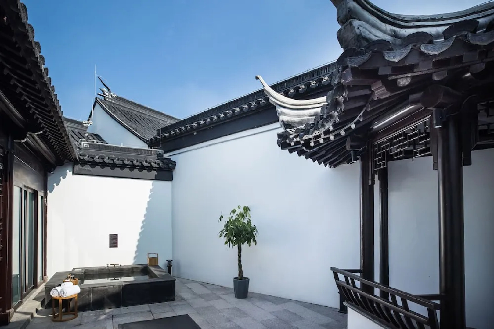 Yihe lake shore Hotspring