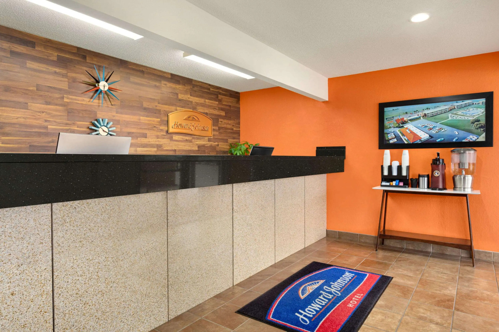 Howard Johnson by Wyndham Waterloo/Cedar Falls