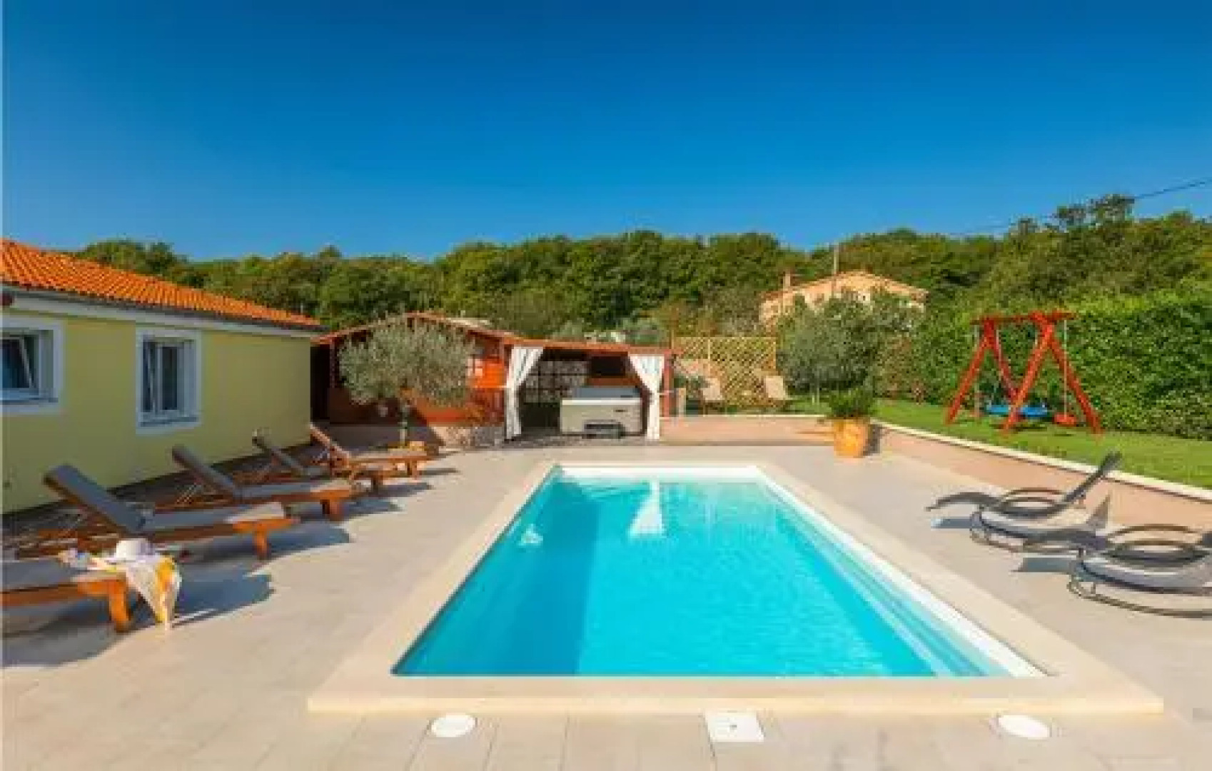 Four bedroom Holiday Home In Loborika